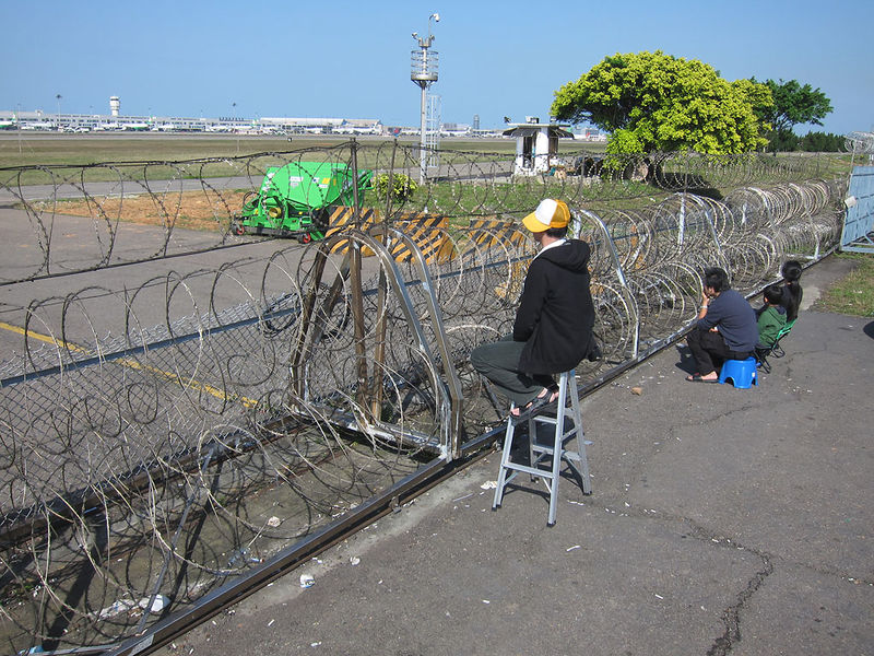 File:TPE Taxiway WC barrier detail.jpeg